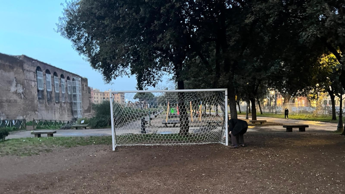 Parco Carlo Felice, calcetto vietato. Il Comune smantella le reti delle porte comprate dai cittadini: «Che male fa il campetto dei nostri ragazzi?»