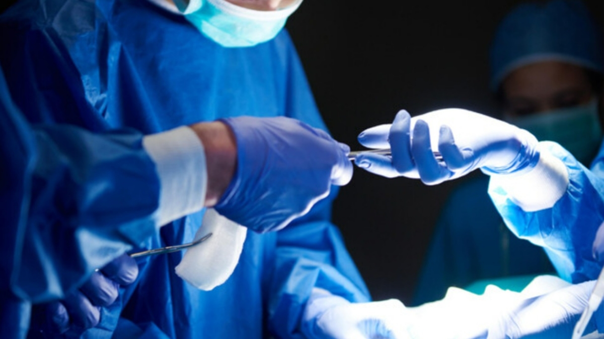 Gli recidono la carotide durante l'asportazione di un tumore benigno e muore: maxi risarcimento per i familiari