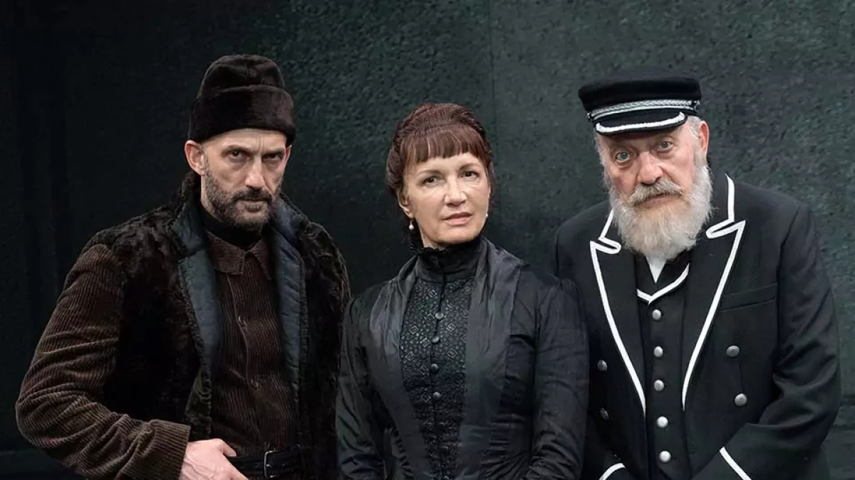 Teatro Donizetti, le «Crisi di nervi» di un «orso», un oratore e due promessi sposi: storie di follia patologica raccontate con sobrietà