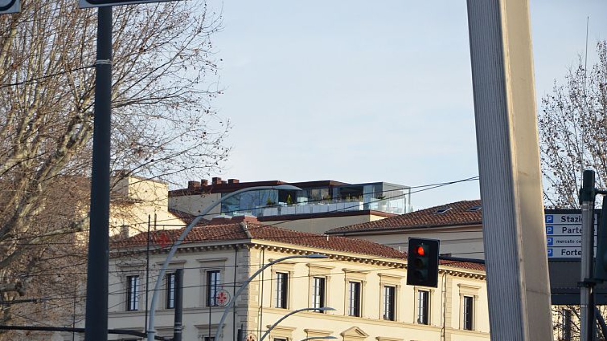 Firenze, spunta un cubo nero sul The Social Hub: «Ma è temporaneo»