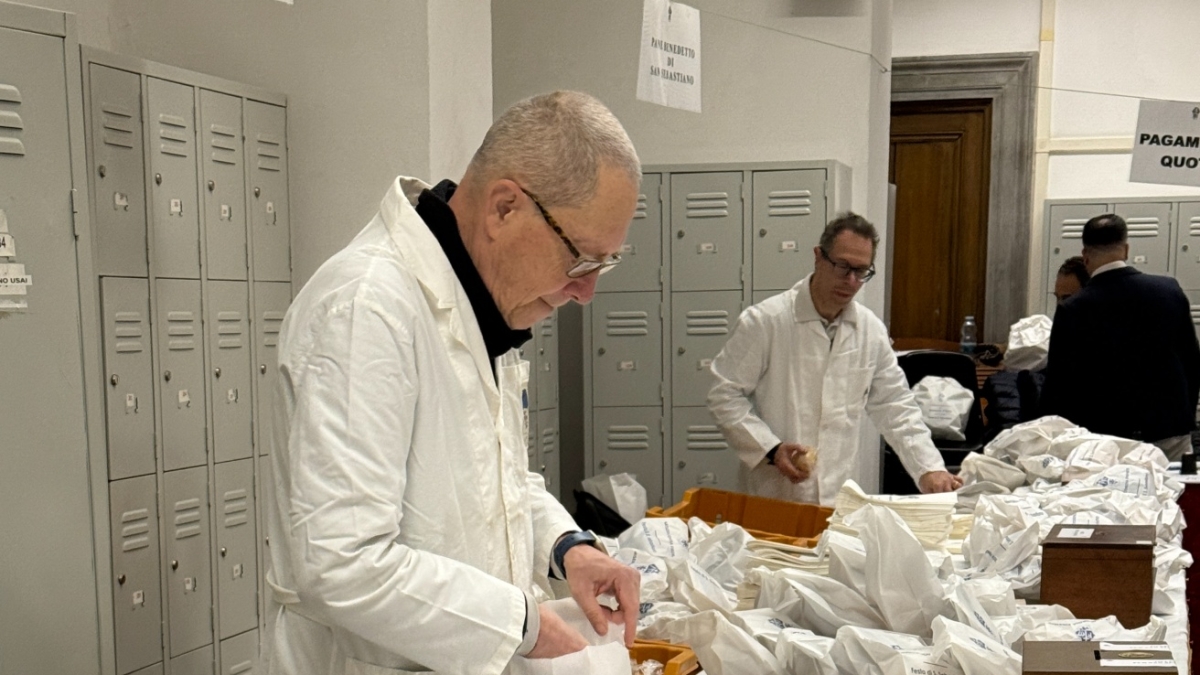 Firenze, tornano i panellini benedetti della Misericordia: quest’anno ne sono stati distribuiti 15 quintali