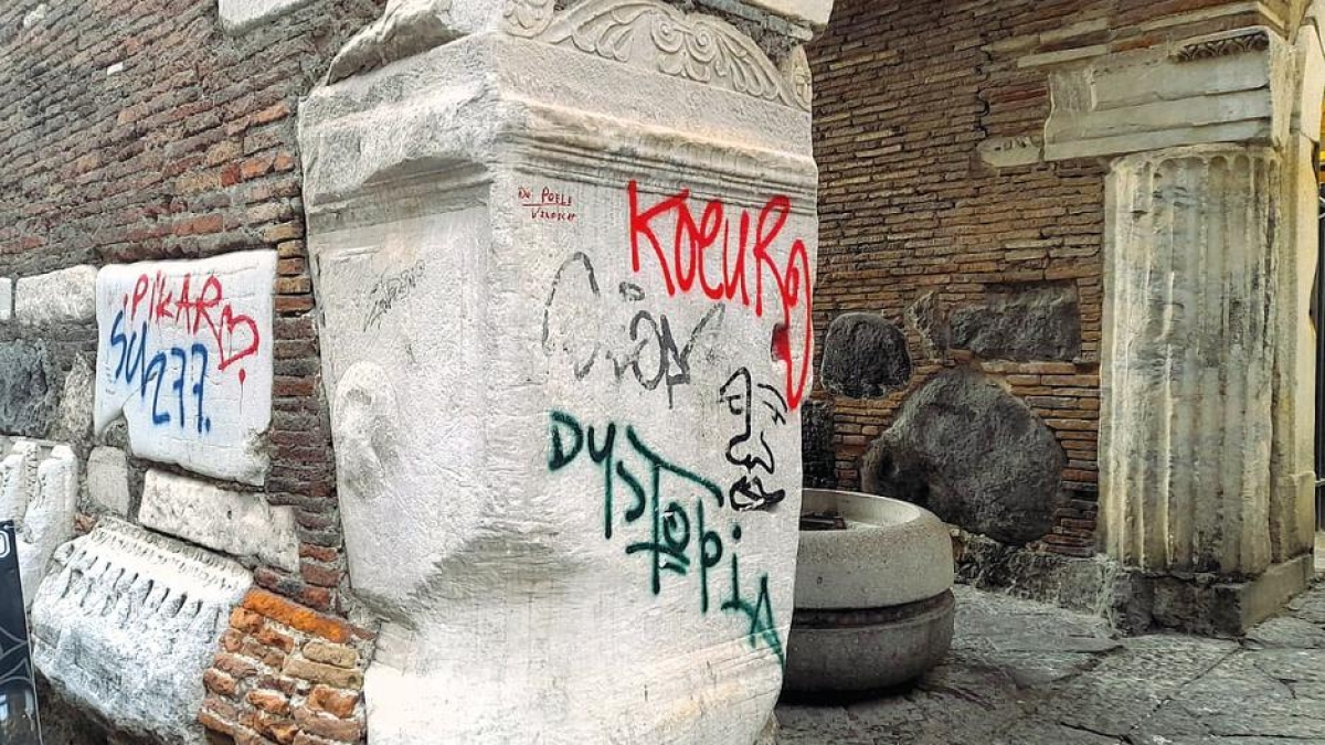 Napoli, monumenti sotto assedio: lo sfregio di scritte e tag da piazza del Plebiscito alle fontane del Moricino
