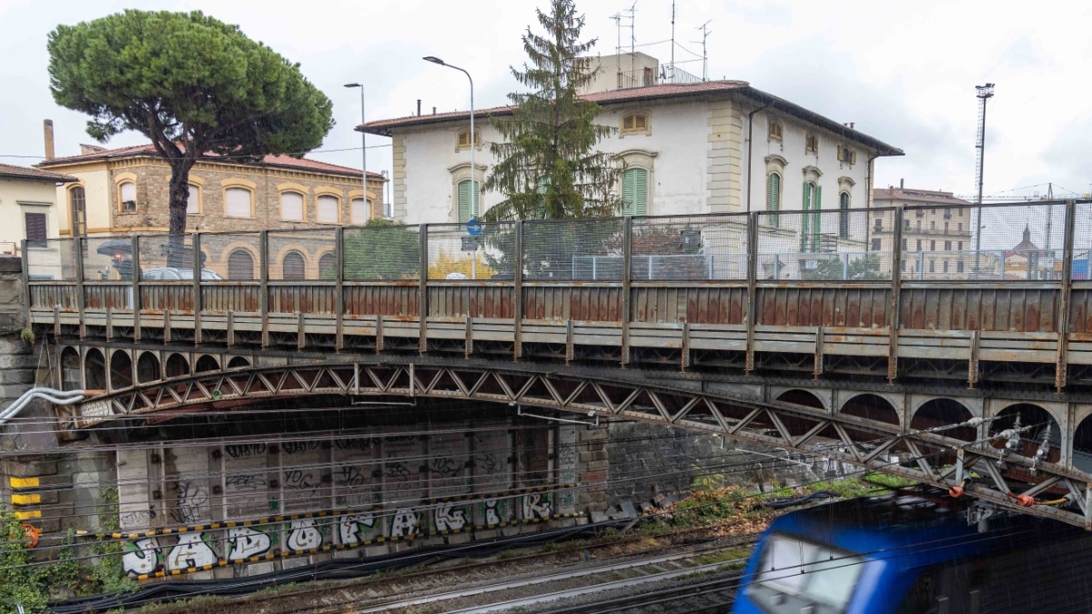 Firenze, lavori al cavalcavia di Ponte al Pino: ferrovia interrotta da venerdì sera a lunedì mattina, ecco tutti i divieti e le info