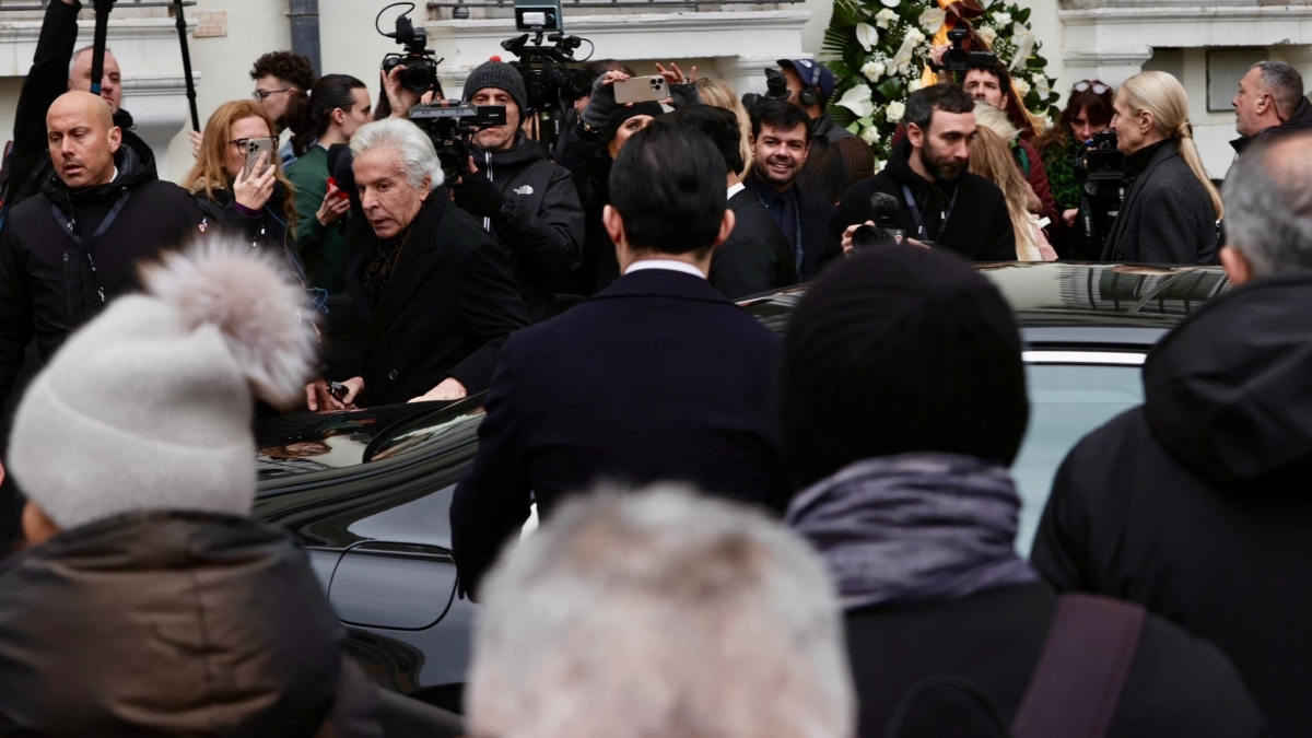 Camera ardente di Valentino, nella storica sede della maison. Da Gualtieri, a Abbagnato, a Santanchè, l'ultimo saluto all'«imperatore»