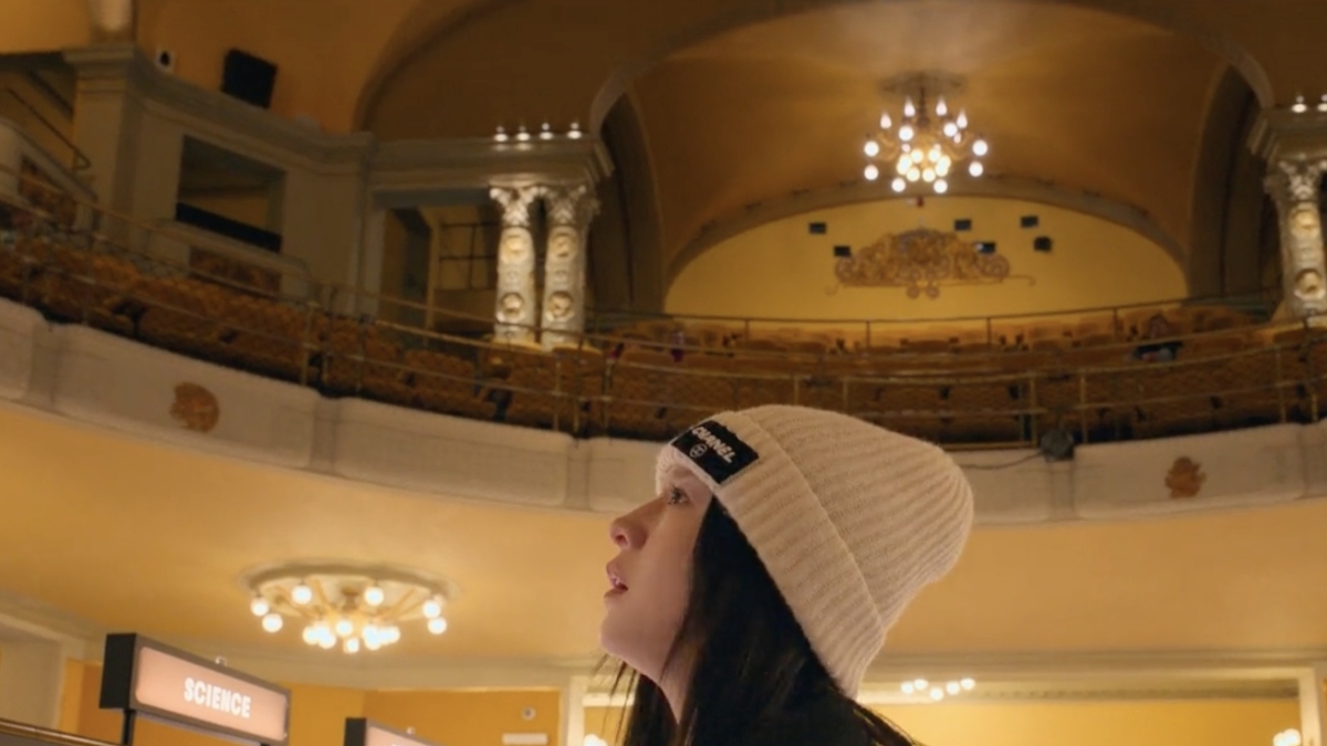 C'è un pezzo di Firenze nella serie «Come si dice “amore”?»: le scene girate alla libreria-cinema Giunti Odeon