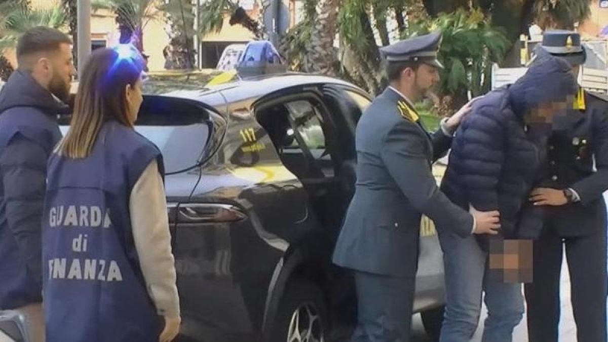 False fatture all'estero per 60 milioni, 5 arresti: carabiniere in manette con valigia piena di contanti