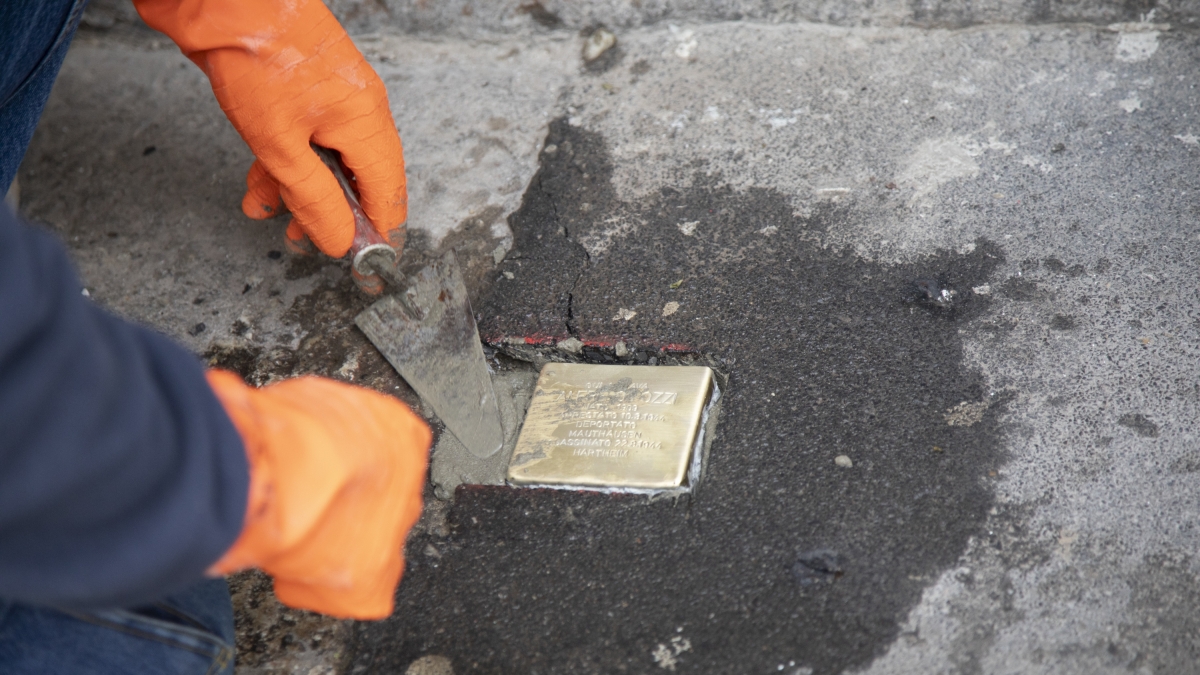 Giorno della Memoria, posate 21 nuove pietre d'inciampo a Milano: diventano 245 quelle collocate in città