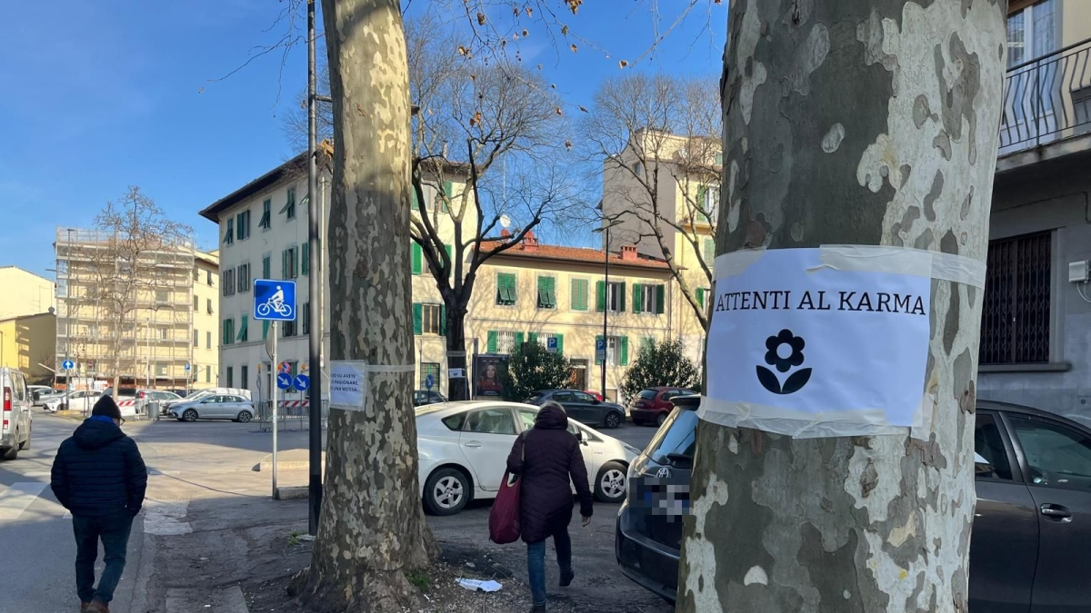 Firenze, ancora alberi tagliati per il tram: a Campo di Marte spuntano i cartelli di protesta