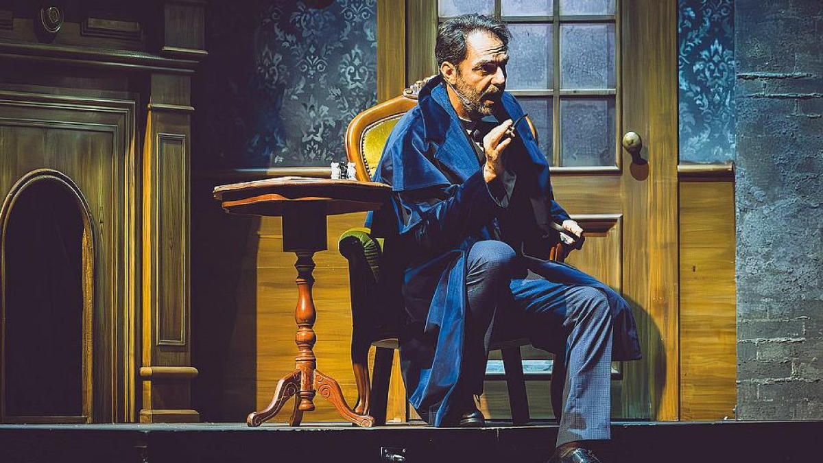 Neri Marcorè diventa Sherlock Holmes: «Le imitazioni, Bruno Pizzul rideva insieme a me»