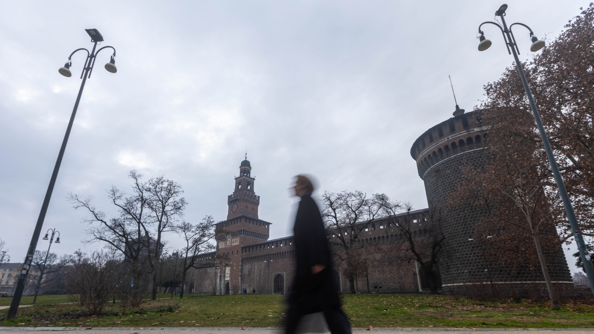 Milano, la passeggiata attorno al Castello Sforzesco dedicata a Umberto Eco: «Un invito a pensare, a guardare al mondo con curiosità»