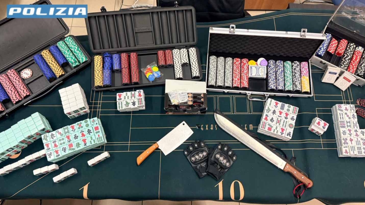 Milano, scoperta una bisca clandestina cinese: sequestrati 14 mila euro in contanti, droga e un machete