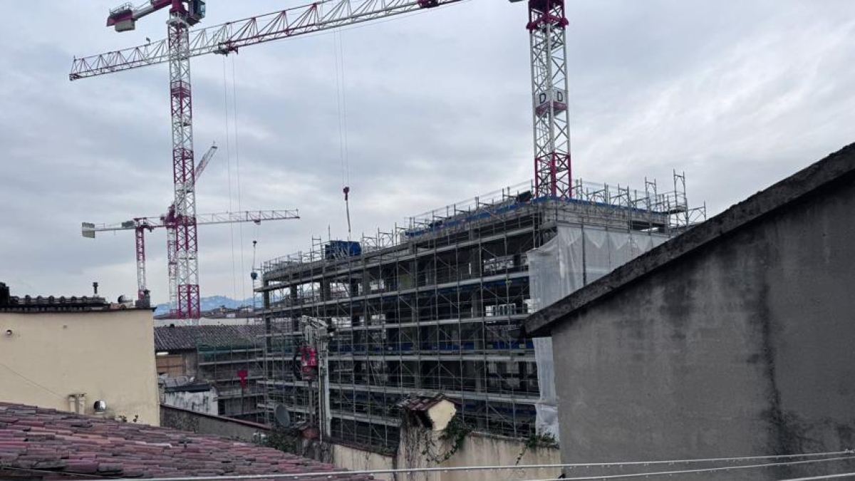 Firenze, il «cubo nero» di via San Gallo finisce in Procura: «Fermatelo e verificate le altezze»