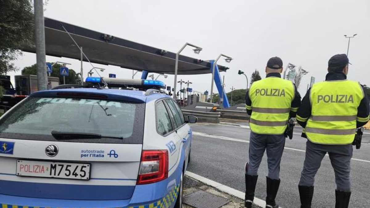 Scontri tra ultrà di Napoli e Lazio, gli incidenti all'alba sull'A1. Trecento supporters azzurri identificati a Torino