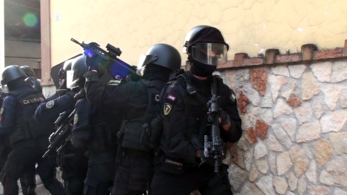 Droga, estradato in Italia boss albanese del narcotraffico latitante da 25 anni: le rotte della cocaina verso la Campania