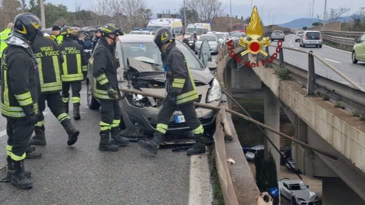 Incidente sul viadotto della Magliana: tra i 7 feriti anche un neonato, strada chiusa. Velletri, auto contro un albero: gravi 5 ragazzi