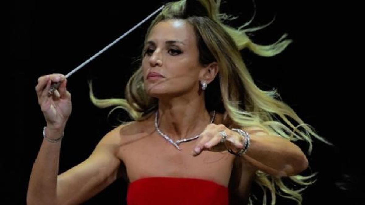 Venezi, dieci minuti di applausi a Pisa. Ma alla Fenice prosegue la protesta