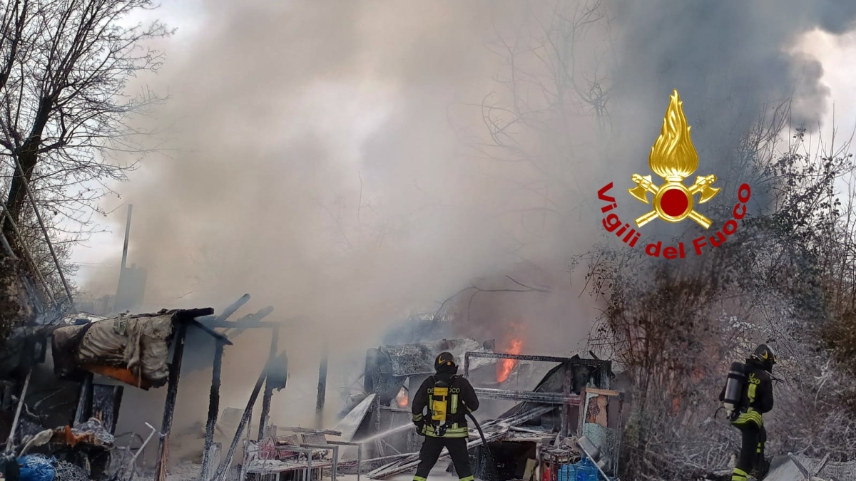 Firenze, in fiamme baracche e rifiuti all'Isolotto vicine all'ex campo rom