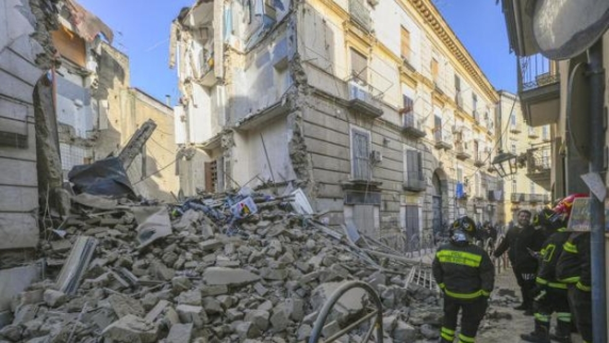 Crollo a Casoria, nuovi sgomberi. La Regione: garantita la sistemazione degli sfollati in hotel