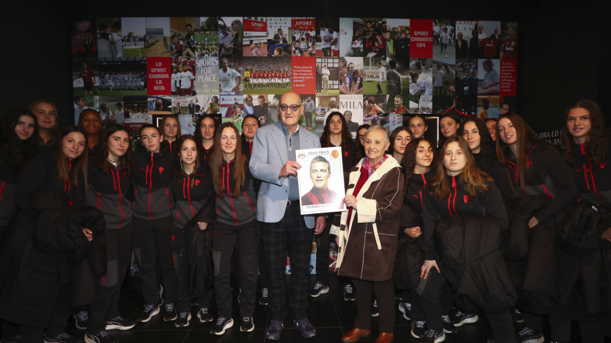 Milan, una figurina in memoria di Ferdinando Valletti, il calciatore che salvò i suoi compagni giocando a calcio con le SS