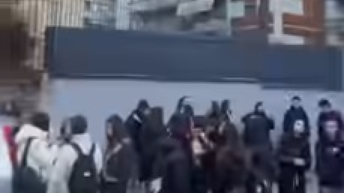 Napoli, scuole «nel caos» tra allarmi fuori uso e riscaldamenti assenti. Borrelli: «Studenti al gelo»