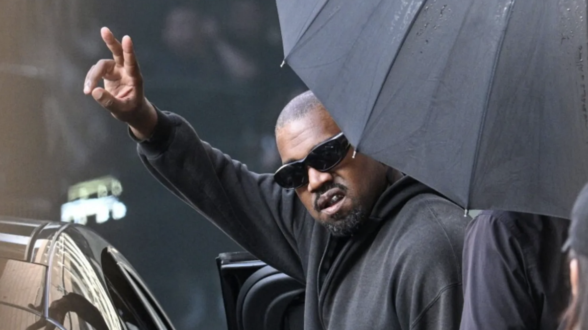 Kanye West compra una pagina del "Wall Street Journal" per scusarsi dei suoi comportamenti passati. «Non sono nazista né antisemita, amo gli ebrei»