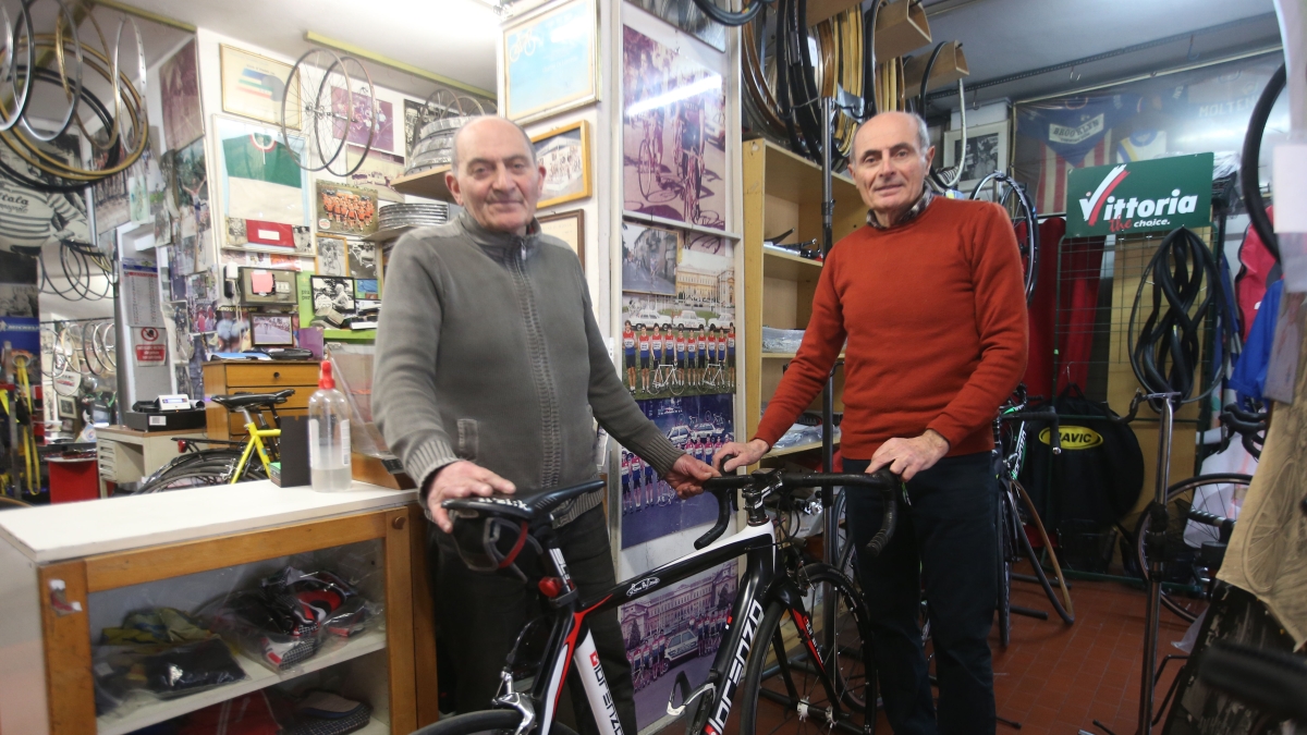 Monza, I fratelli Di Lorenzo: «A Bugno la nostra prima bici, ora abbiamo chiuso l’officina». I cimeli al Museo della Bicicletta di Concorezzo