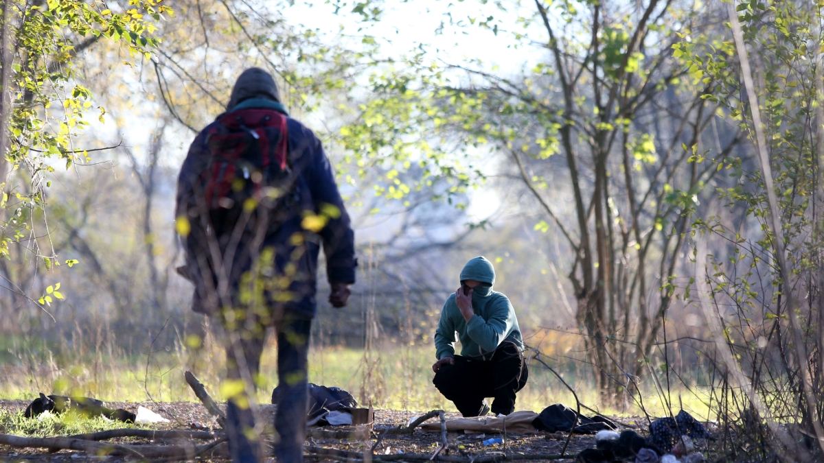 Milano Rogoredo, i residenti del quartiere: «Non ne possiamo più, ogni giorno schiere di fantasmi. Ma è al buio che comincia la paura»