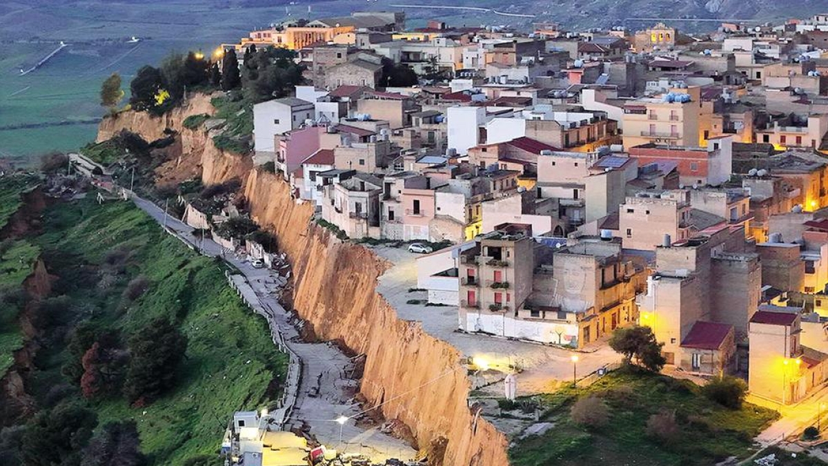 Niscemi, un errore edificare lì, è noto da 230 anni | Vertice in Comune, Meloni: "Quanto successo con la frana del 1997 non si ripeterà"