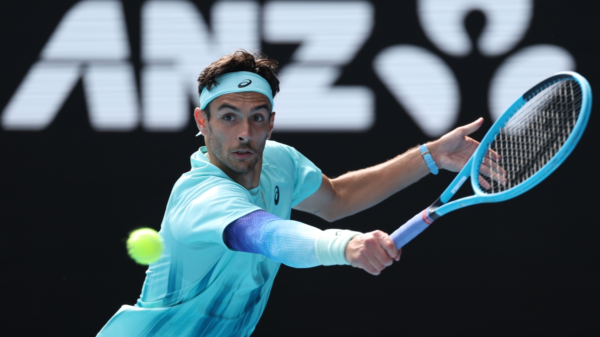 Musetti Djokovic, Australian Open: Lorenzo annulla una palla break e resta avanti anche nel 2° set | Live 6 4, 4 2