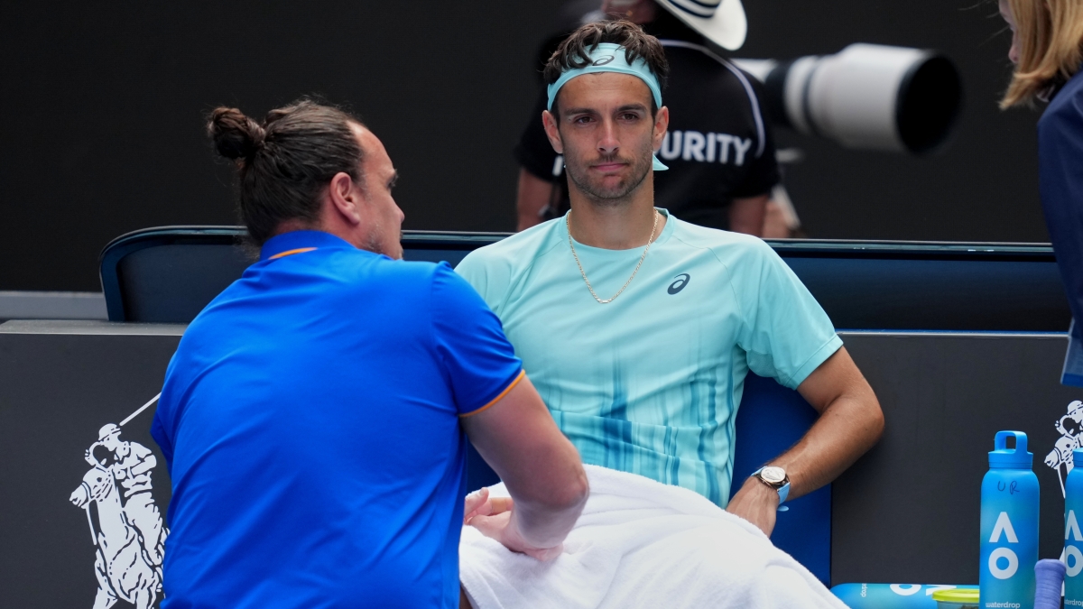 Musetti deve ritirarsi quando è in vantaggio di due set su Djokovic: «Così fa male» | Fine 6 4, 6 3, 1 3