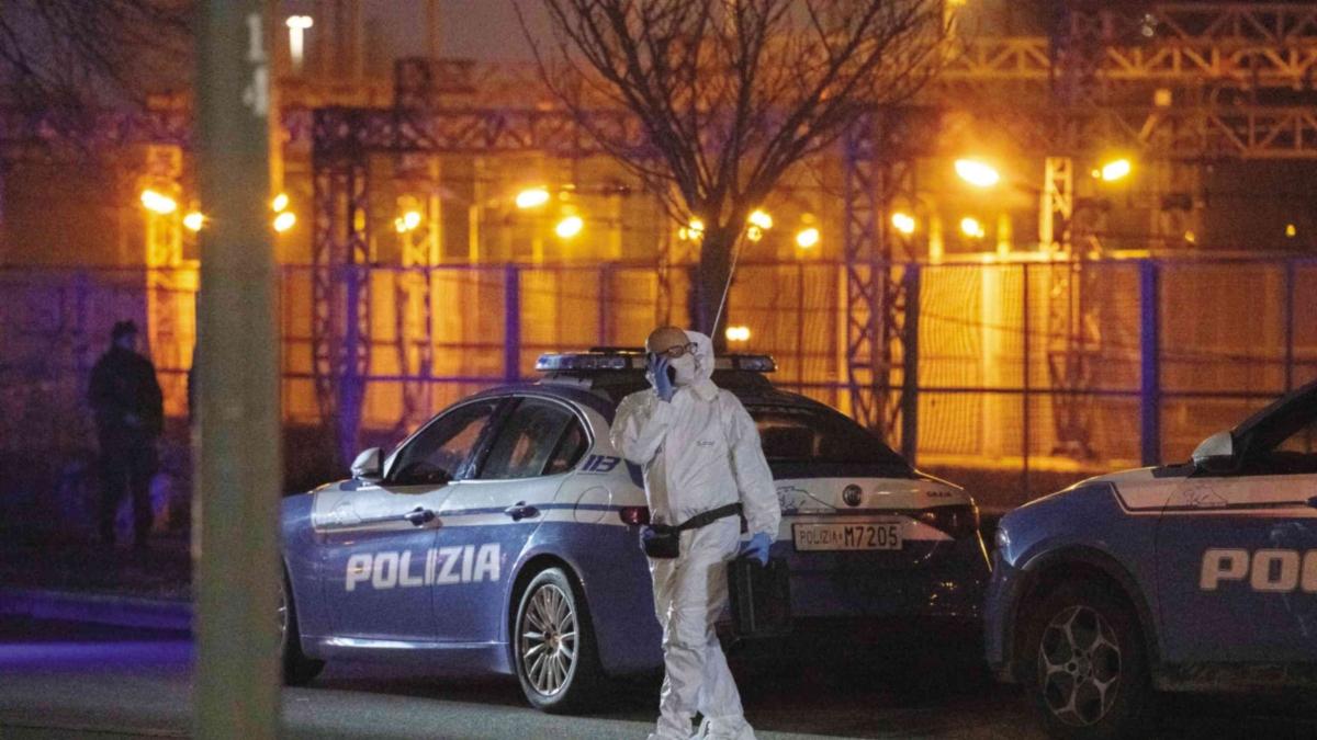 Milano Rogoredo, l'agente accusato dell'omicidio del 28enne: «Gli ho detto: fermo, polizia. Ha estratto l’arma, ho sparato»