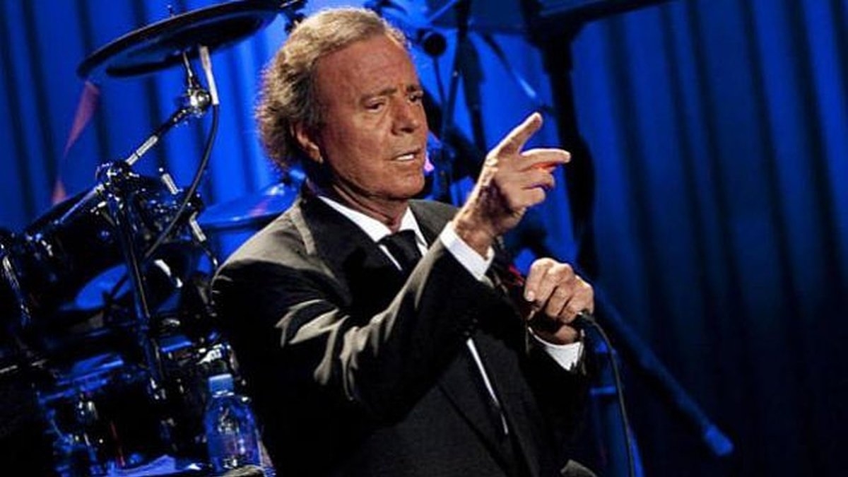 Julio Iglesias passa al contrattacco: accusa ex impiegate di «denuncia falsa» e valuta misure legali