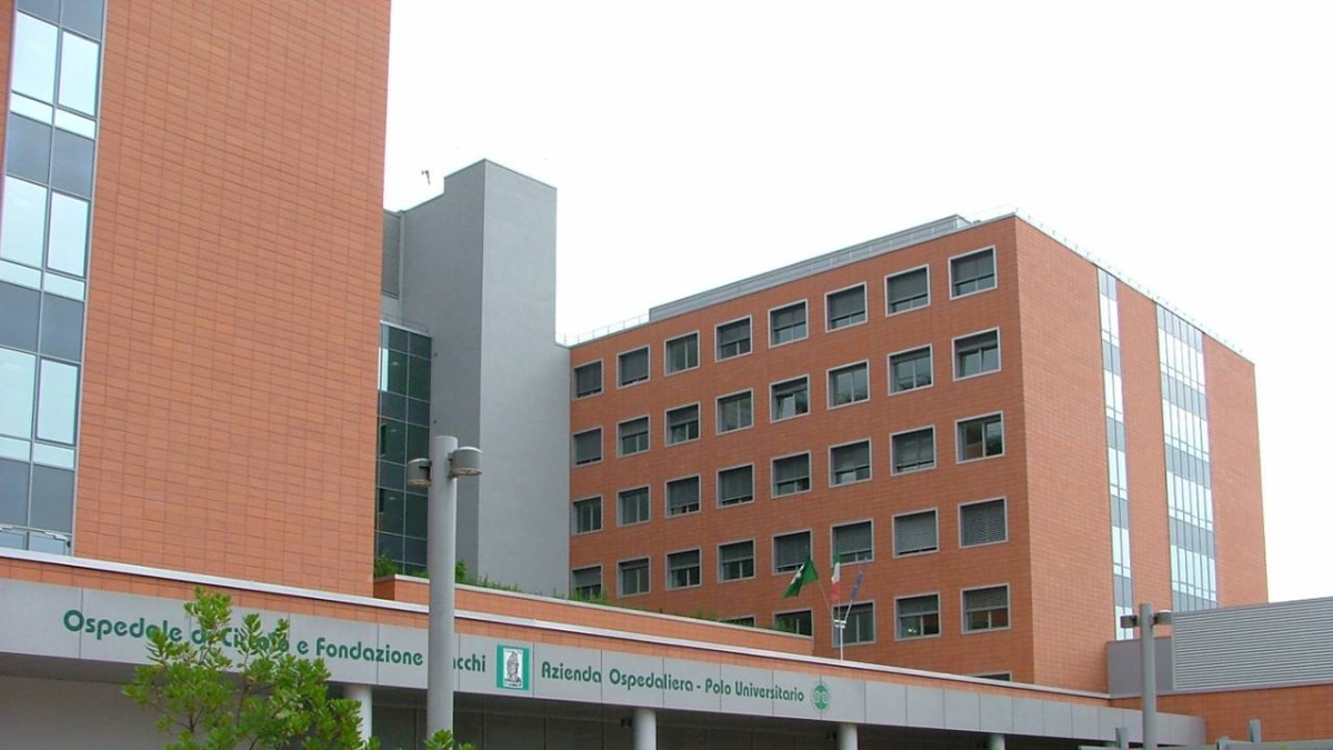 Incidente a Cunardo, scontro tra un'auto e una moto: muore motociclista sbalzato sulla strada provinciale all'uscita di un supermercato