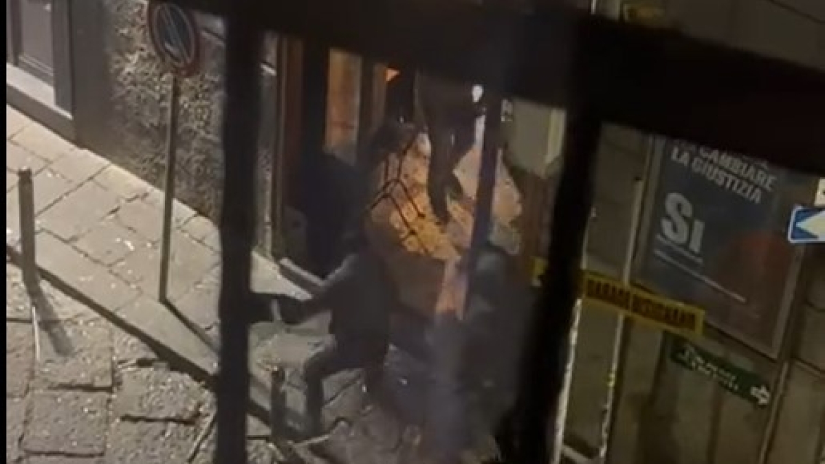 Napoli-Chelsea, nella notte scontri tra ultrà a Chiaia: tifosi azzurri assaltano un pub, all'interno i supporters inglesi