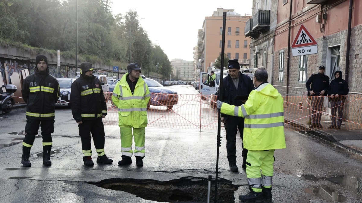 Bagnoli, si apre voragine in strada: stop ai tir diretti al cantiere dell'America's Cup