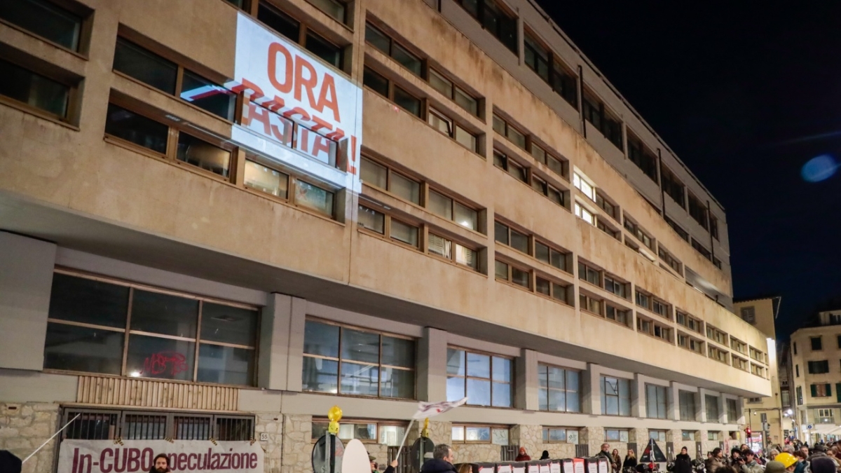 Cubi e fumogeni anti studentati a Firenze: «Privato il 70% dei posti letto, solo per ricchi»