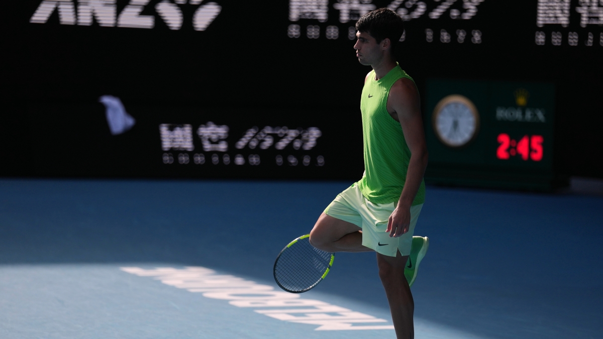 In corso Alcaraz Zverev, Carlos ha i crampi: 6 4, 7 6, 6 6, tiebreak in corso. Poi Sinner Djokovic