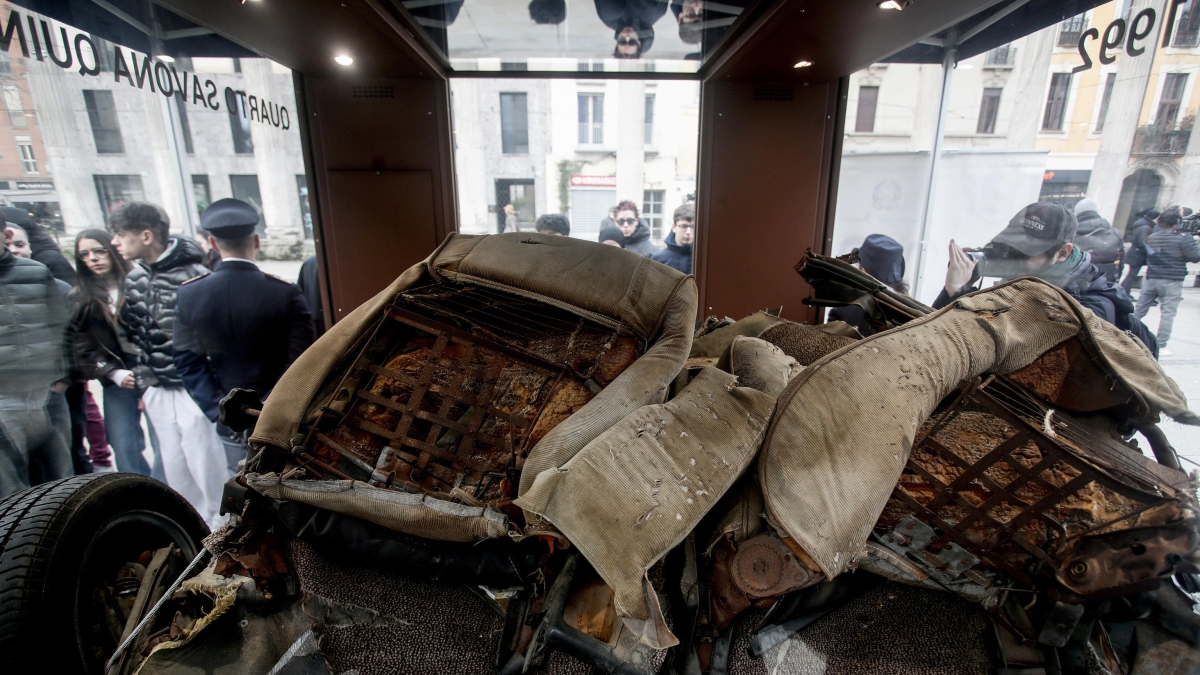 Da Capaci a Milano, i resti dell'auto della scorta di Giovanni Falcone esposti alle Colonne di San Lorenzo