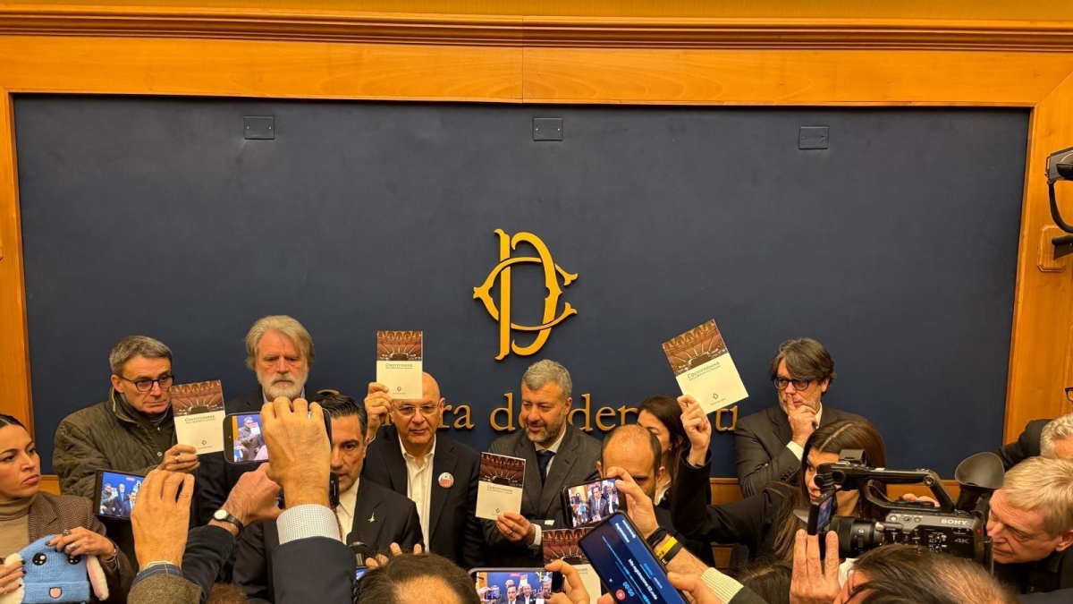 Conferenza Casapound alla Camera, le opposizioni occupano la sala stampa: annullati tutti gli incontri. La Lega: «Remigrazione, la sinistra non limiti la libertà di parola»