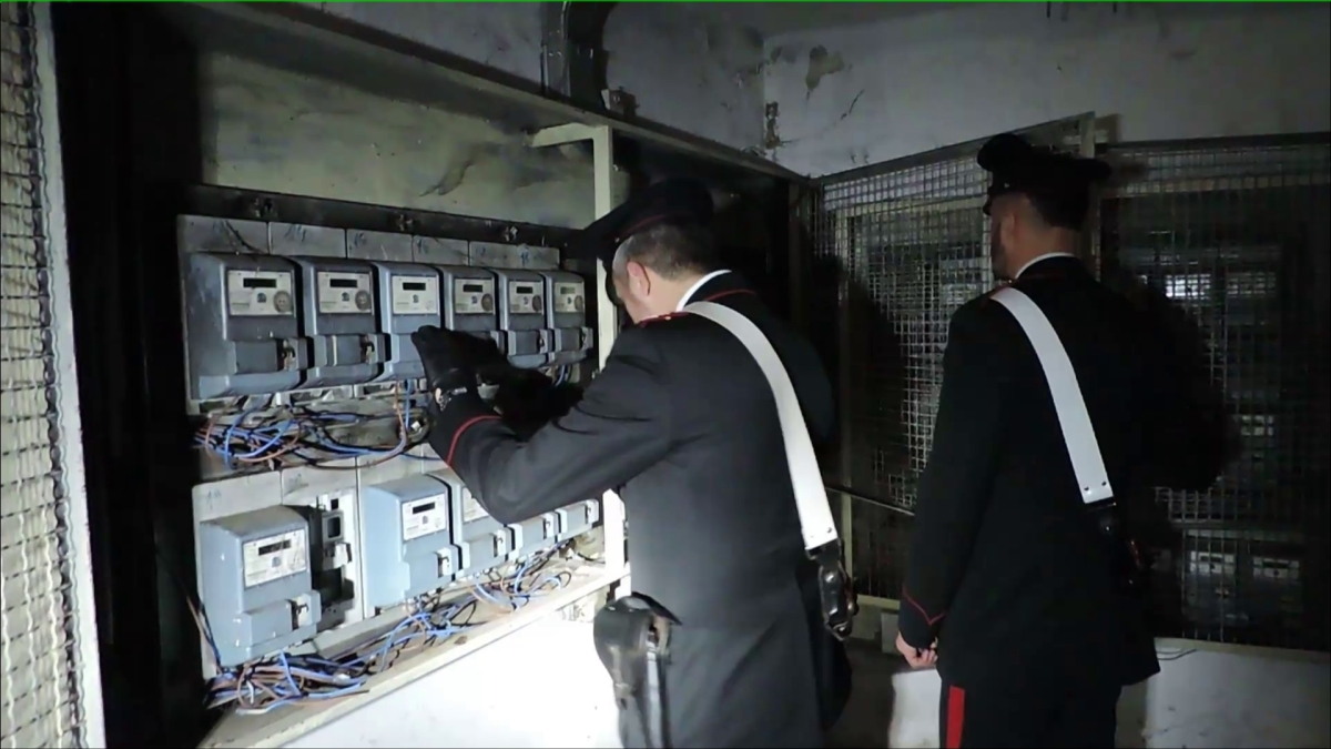 Castel Goffredo, contratti fantasma e provvigioni facili: i carabinieri smantellano la «banda delle bollette»