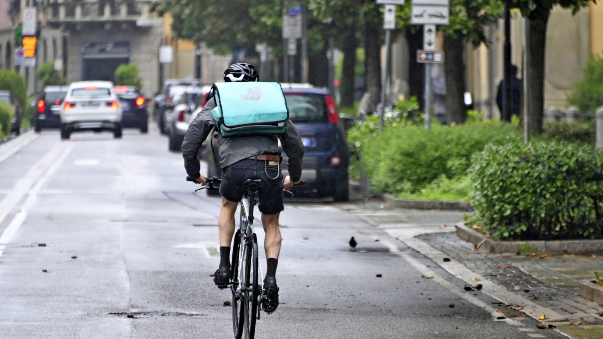 La banda di minorenni che rapinava i rider dei pasti a domicilio in Brianza: presi 3 giovani, caccia ai complici