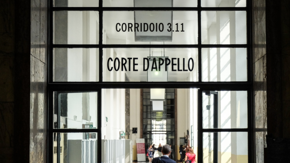 Assolto in Appello il prof 65enne fotografato mentre bacia nel bagno della scuola una studentessa 16enne: «Era innamorato»