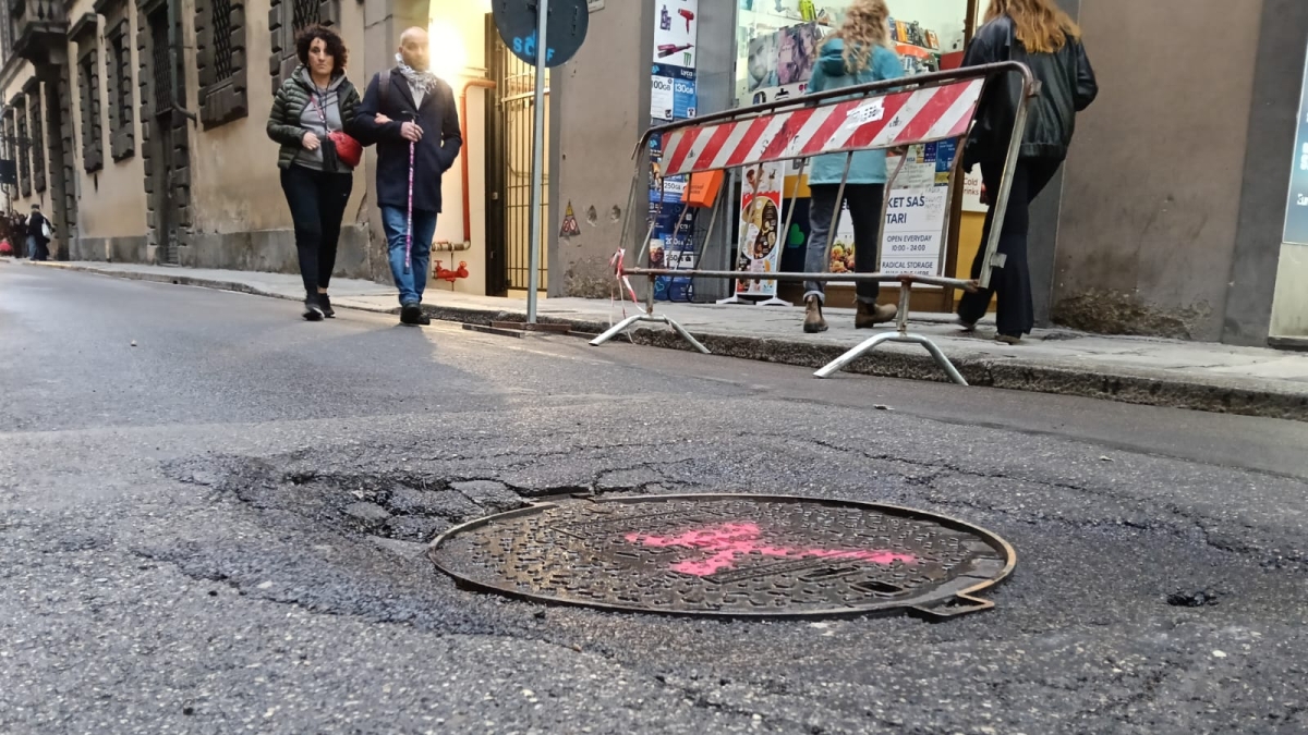 Firenze, cede tombino in via de' Pucci: temporaneamente chiusa e poi riaperta l'importante direttrice dei bus in centro