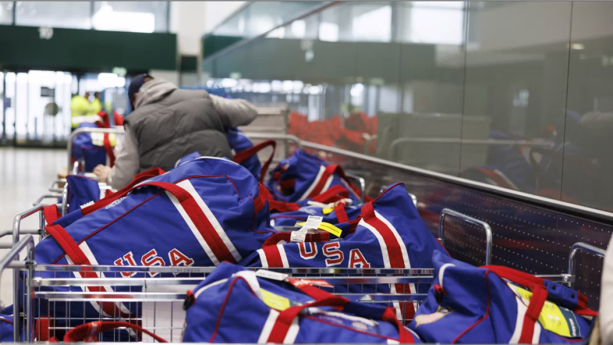 Milano-Cortina, a Malpensa l'avventura comincia con un pass: in aeroporto un'ondata di bagagli fuori misura per le stelle dell’Olimpiade