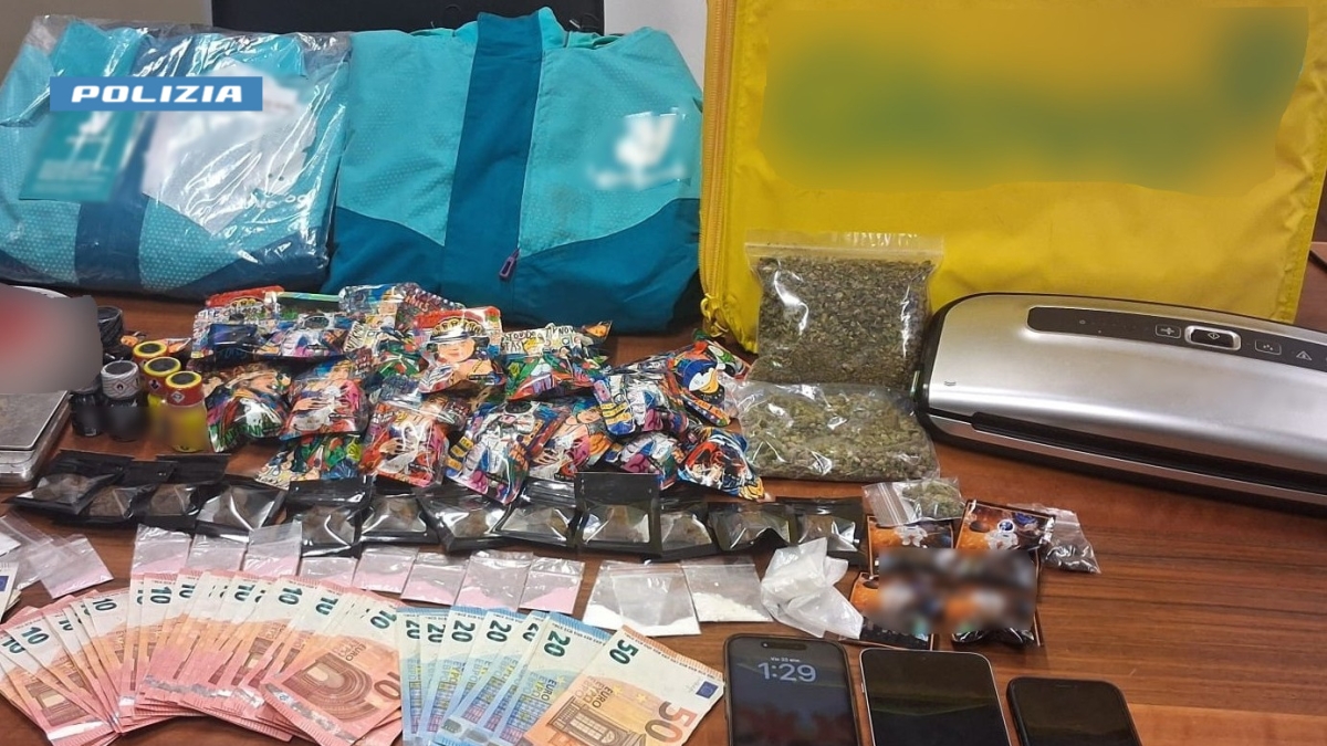 Milano, arrestato il «rider della droga»: si travestiva da addetto alle consegne di varie piattaforme per spacciare in bicicletta