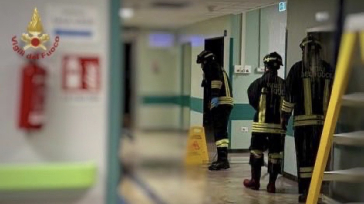 Lodi, allarme all'ospedale: al pronto soccorso scoppia un tubo dell'acqua e allaga il reparto, venti pazienti evacuati