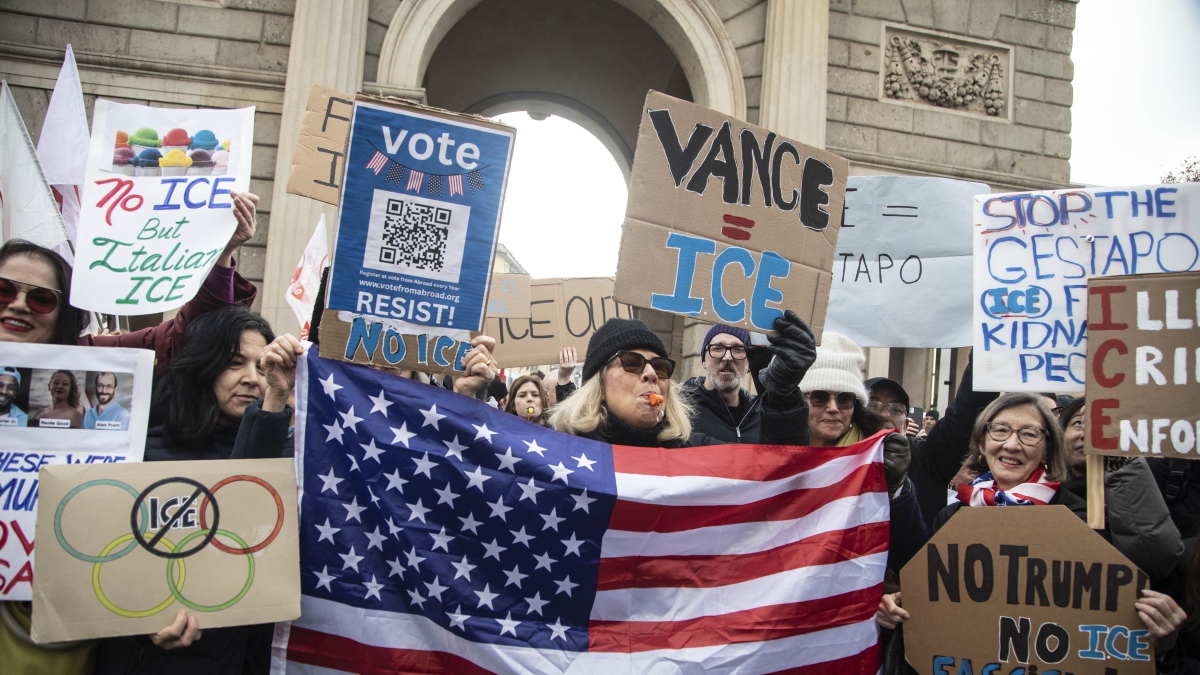 Milano, manifestazione contro l'Ice in piazza 25 Aprile: il centrosinistra si mobilita. Sfilano in centinaia