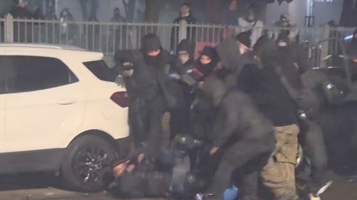 Scontri a Torino, in un video la brutale aggressione a un poliziotto: colpito a martellate dagli antagonisti 
