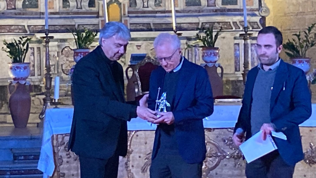 David Grossman a Napoli, Battaglia gli conferisce un premio per la pace. Lo scrittore: «Ci eravamo vicini, poi è arrivato il 7 ottobre...»