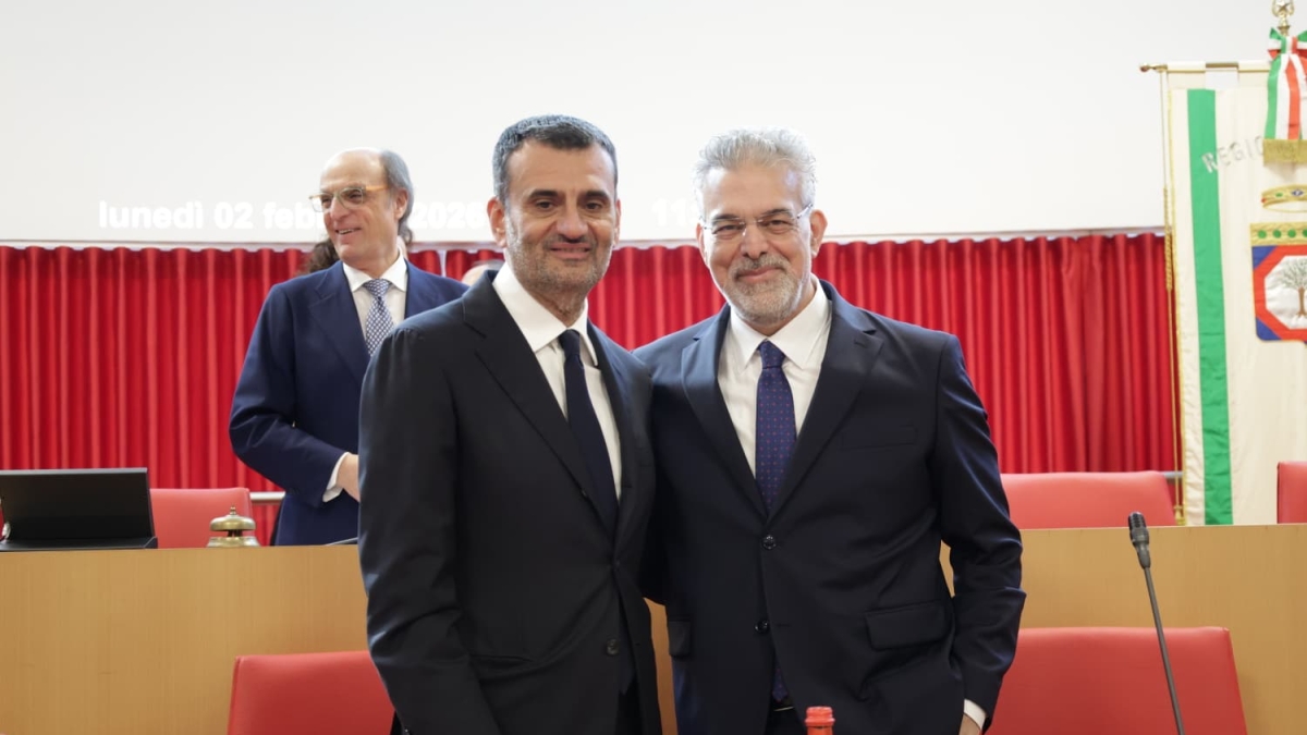 Regione Puglia, al via la prima seduta del Consiglio: presiede i lavori Lobuono. Prima dell'inizio l'abbraccio con Decaro